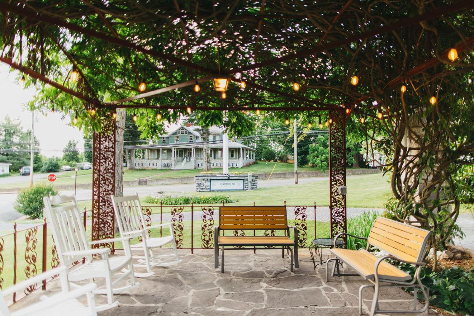 Friendly City Inn B&B Харрисонберг Экстерьер фото
