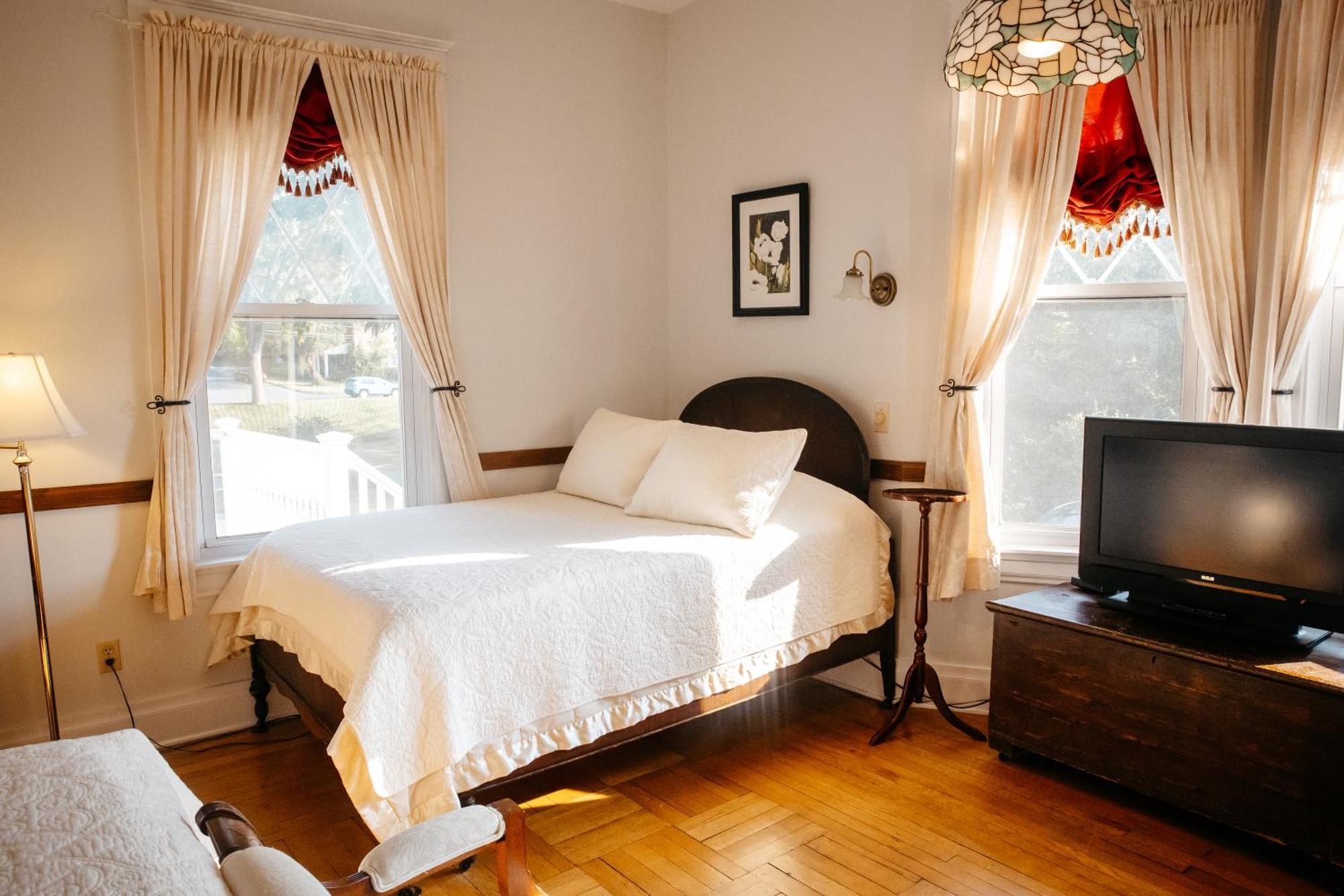 Friendly City Inn B&B Харрисонберг Экстерьер фото
